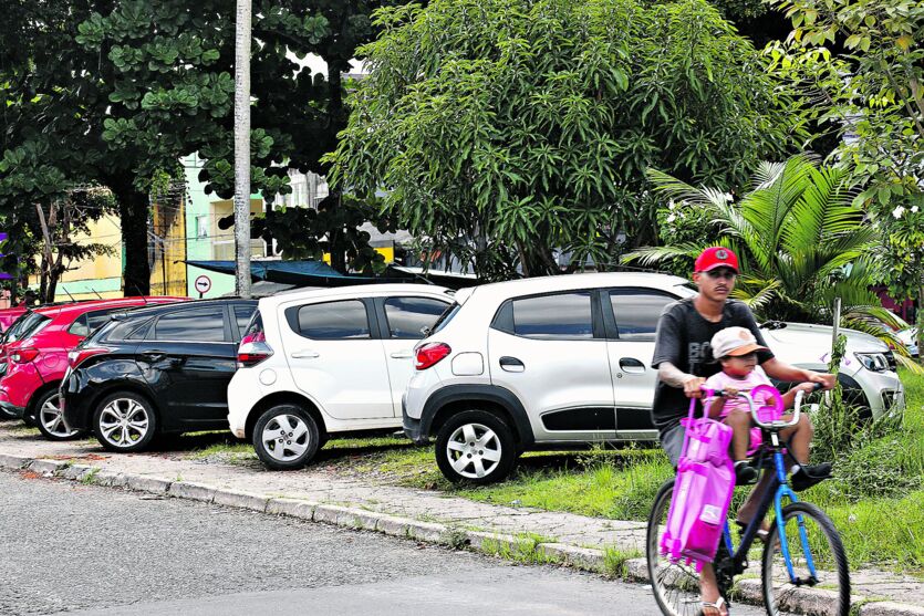 Com muitos veículos nas ruas e pouco lugar pra estacionar, a confusão se torna inevitável