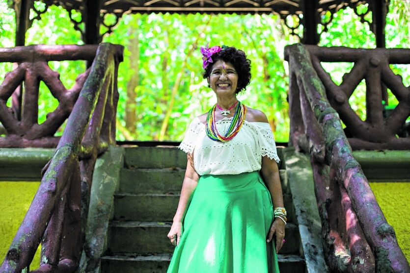 Maria Esperança Tenetehara é focalizadora de danças circulares, pesquisadora das danças e tradições amazônicas-brasileiras e coordenadora da Roda-Escola MAINUMY – andanças e poéticas brincantes