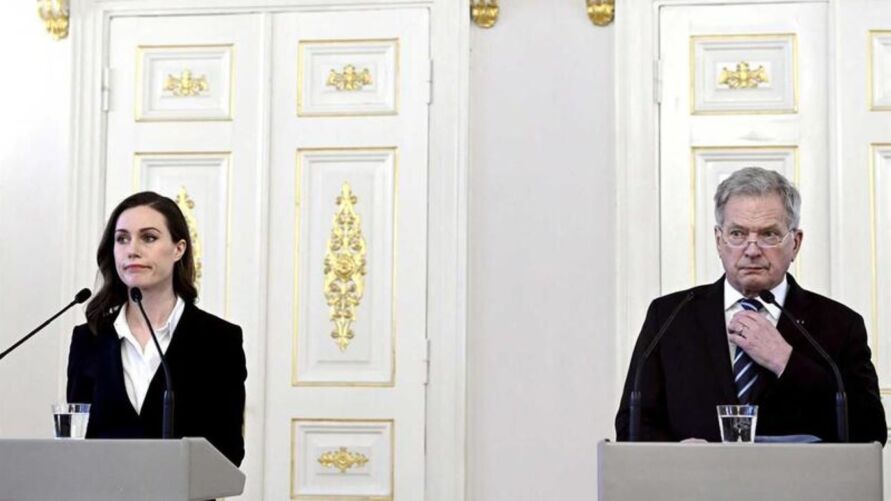 O presidente da Finlância, Sauli Niinisto, e a primeira-ministra, Sanna Marin, durante a coletiva de imprensa neste domindo (15).
