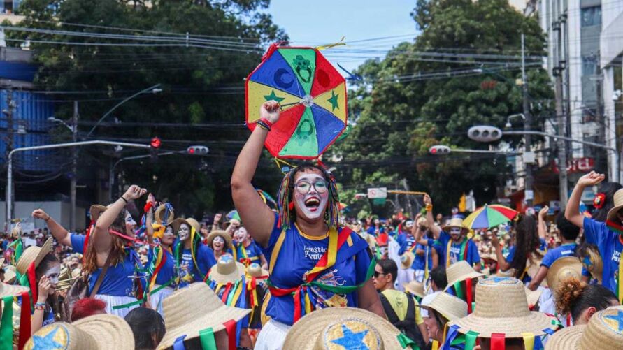 O Arrastão do Pavulagem reúne música, dança e símbolos tradicionais em Belém.