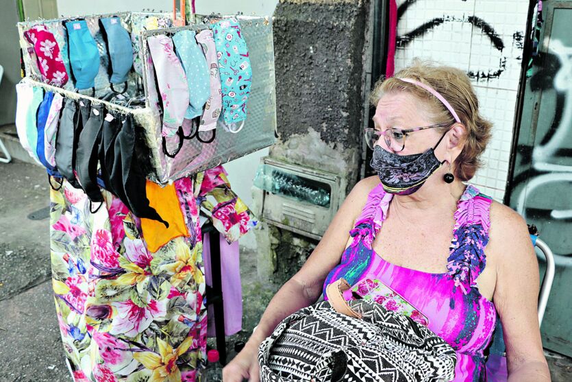 Maria Aldenir chegou a vender 40 máscaras por dia