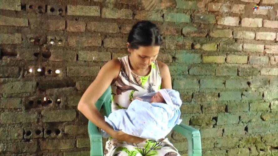 Mãe Paloma Maria e o seu filho recém-nascido