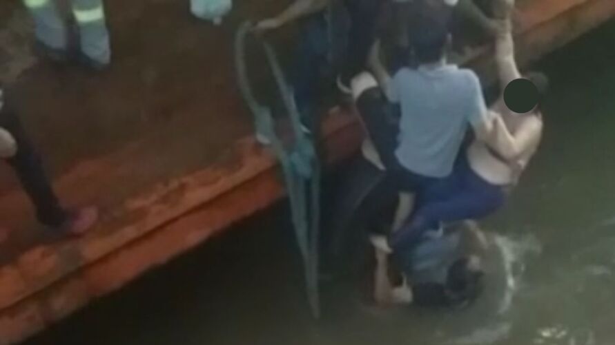 Vídeo: mulher cai em rio ao se apressar para subir em balsa
