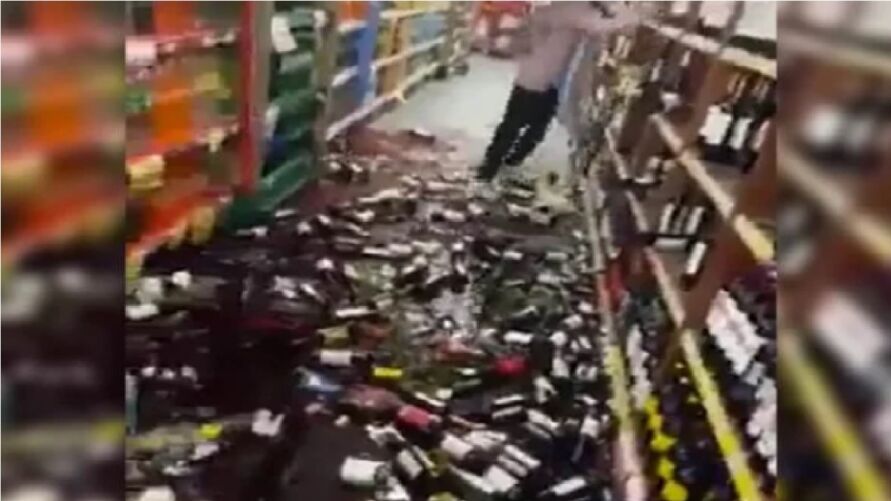 Imagem ilustrativa da notícia: Vídeo: Mulher demitida quebra garrafas de vinho em mercado