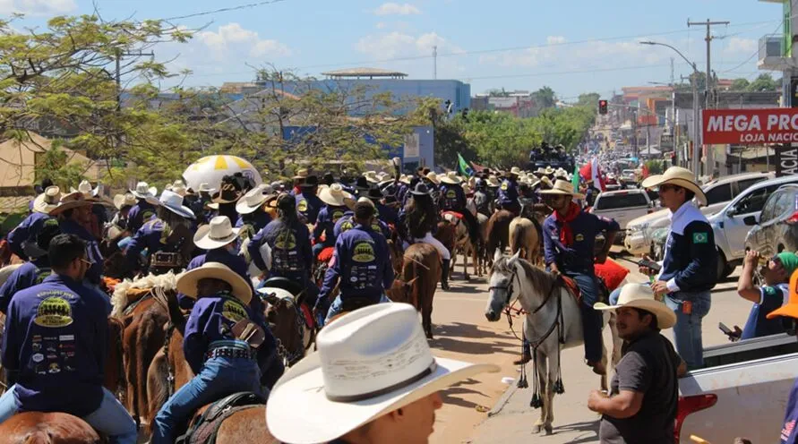 : Pela manhã, cavaleiros e amazonas percorreram as principais vias da cidade, acompanhados da população