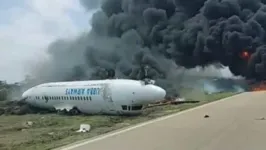 Aeronave entrou em chamas após pousar de cabeça para baixo na Somália