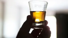 Além de prejudicar a qualidade do sono e aumentar o ronco e a apneia, o hábito de beber para dormir pode piorar com o tempo