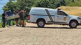 Momento em que o corpo do militar é removido do rio