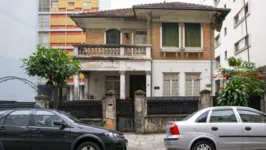 Construída entre as décadas de 1920 e 1930, a casa de 20 cômodos possui um estilo eclético.