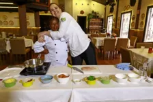 Chef Ângela Sicília e a fiel escudeira Lili Frazão momento descontaído na gravação do programa.