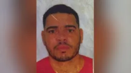 Um dos disparos atingiu o corpo do homem que foi socorrido por uma ambulância do SAMU, acionada por populares