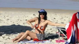 Giovanna Gold faz topless na praia