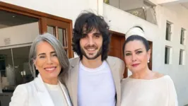 Fiuk posa com suas duas mães