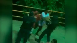 Os dois homens reagem e agridem os dois policiais que os abordaram