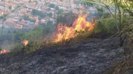 A maior ocorrência de incêndio aconteceu no Morro das Antenas, na entrada da cidade.