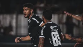 Volante Paulinho Curuá, marca um dos gols da vitória do Remo diante do ABC-RN