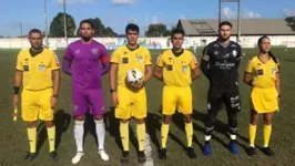 Goleiros Gabriel Bernad (Paysandu) e Gabriel Bubniak (ex- Paysandu e Tuna, hoje no CSA), ao lado do trio de arbitragem do jogo.