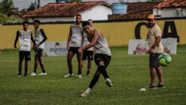 Técnico Robson Melo (boné) ajustando o Japiim em mais uma atividade no CT do clube