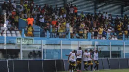 Torcida aurinegra compareceu no estádio da Curuzu, festejou o gol inicial, mas lamentou o empate aos 50 do 2º tempo.