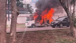 Após a explosão, a Kombi foi consumida pelas chamas.