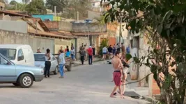 Vizinhos da casa onde ocorreram as mortes estão chocados com a tragédia.