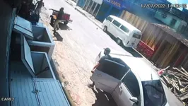 Imagem ilustrativa da notícia Vídeo: homens armados assaltam depósito de bebidas em Belém