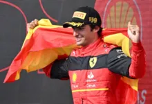 Imagem ilustrativa da notícia Carlos Sainz desbanca favoritos e vence GP da Inglaterra