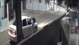 Jovem caminhava pela rua, quando foi abordado pelo policial que está dentro do automóvel