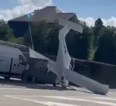 Apesar do susto, o piloto não se feriu.