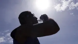 Beber água constantemente no período de calor intenso evita os males da desidratação