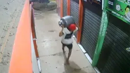 Homem corre com o botijão sem ser notado