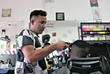 A barbearia de Jailson Oliveira recebe de 30 a 40 clientes por dia somente aos finais de semana