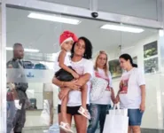 Ela saiu caminhando da enfermaria e deixou o hospital ao lado da mãe, das avós e do padrinho.