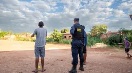 A recomendação da Guarda Municipal é empinar pipas e papagaios sem cerol em locais abertos, longe da rede elétrica