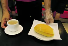 O tradicional lanche composto por café com pão e manteiga tem pesado no bolso da clientela