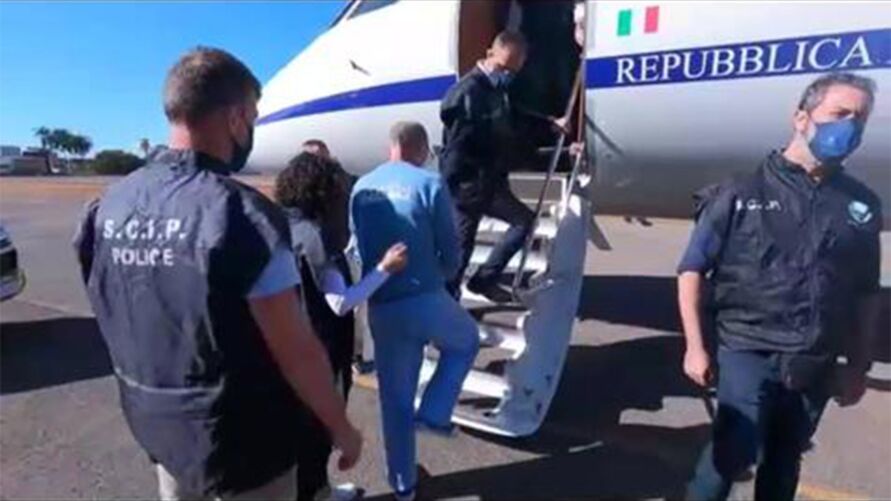 Ricco Marabito sobe em avião da Republica italiana para extradição