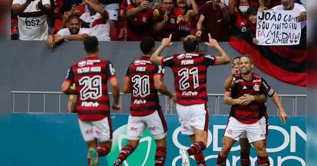 Imagem ilustrativa da notícia Flamengo bate Coritiba e se aproxima do G-4 do Brasileirão