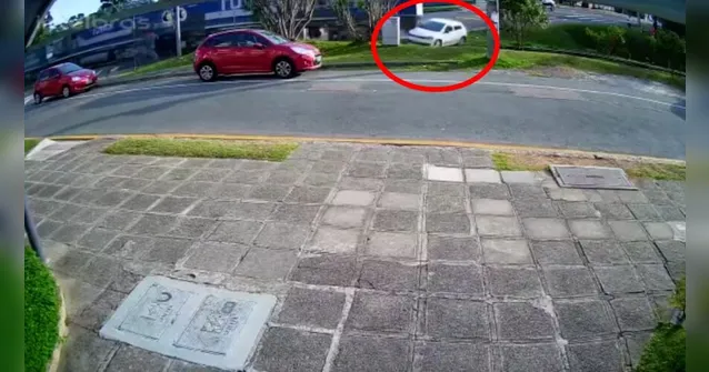 Imagem ilustrativa da notícia Carro dá pane e é arrastado por trem em Curitiba; assista!