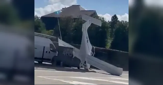 Imagem ilustrativa da notícia Vídeo: piloto "pousa" avião em rua usando paraquedas