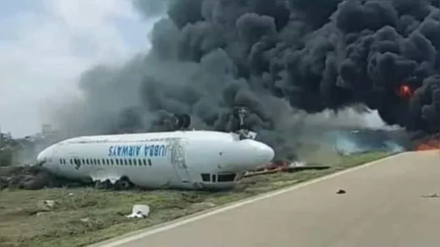Imagem ilustrativa da notícia Avião pousa "de ponta-cabeça" e pega fogo; assista!