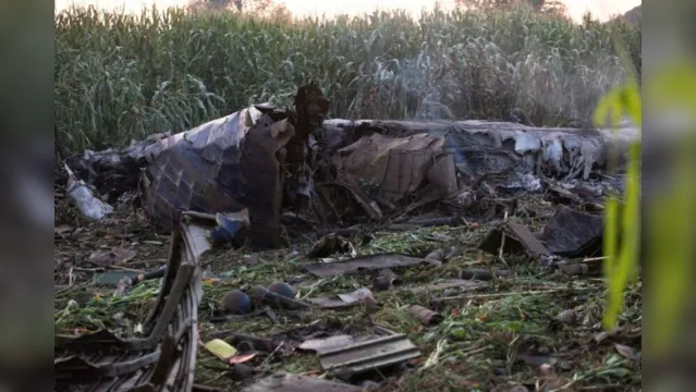 Imagem ilustrativa da notícia Avião cai com 11 toneladas de armas e deixa oito mortos