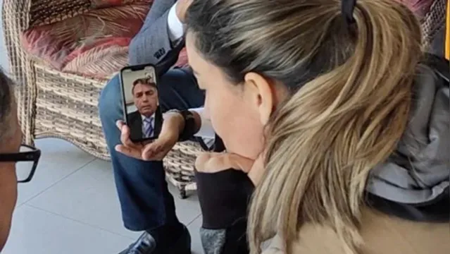 Imagem ilustrativa da notícia Vídeo: Bolsonaro liga para a família de petista assassinado 