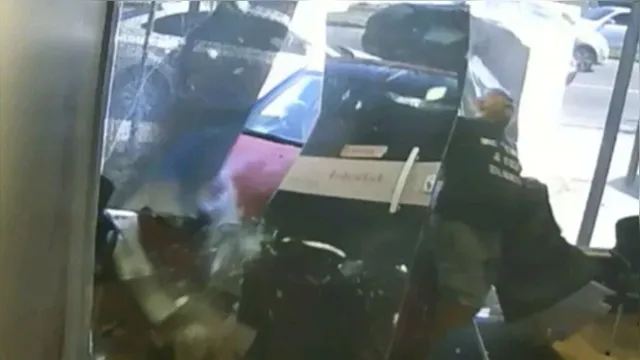 Imagem ilustrativa da notícia Vídeo: carro invade loja e cliente sai apenas com arranhão