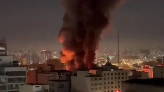 Imagem ilustrativa da notícia Vídeo: Incêndio consome prédio no centro comercial de SP