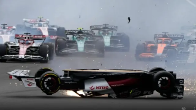 Imagem ilustrativa da notícia Vídeo: Zhou capota após choque com Russell na largada do GP 