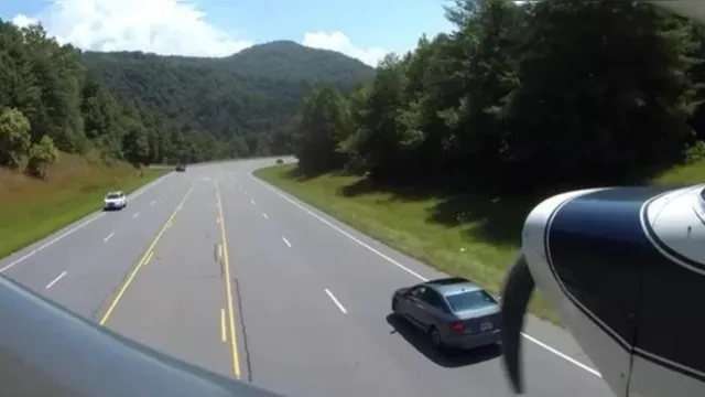 Imagem ilustrativa da notícia Vídeo: piloto desvia de carros e faz pouso forçado nos EUA