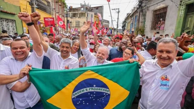 Imagem ilustrativa da notícia Lula divulga fotos com apoiadores duplicados e web reage