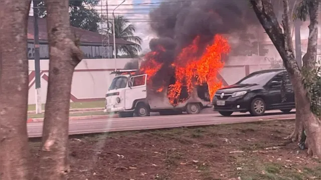 Imagem ilustrativa da notícia Kombi explode e complica trânsito na BR-316