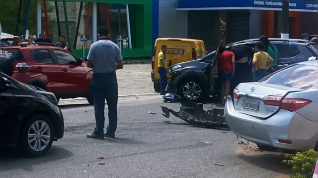 Imagem ilustrativa da notícia Médico capota o carro, atinge outros veículos e sai ileso