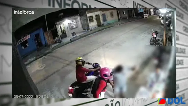 Imagem ilustrativa da notícia Vídeo: bandidos assaltam moradores na frente de residência